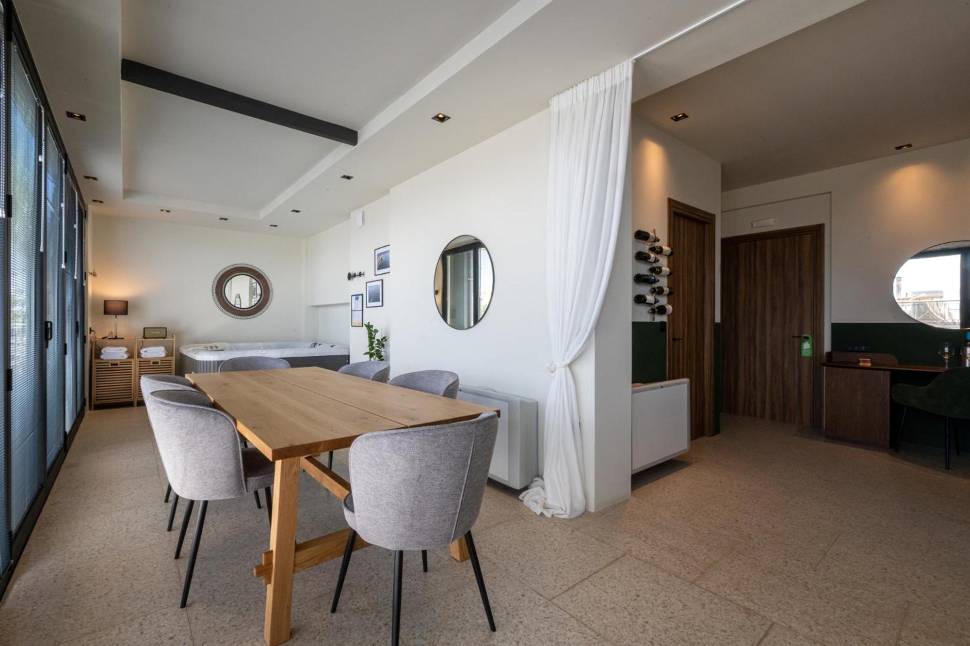 Evripidou 7 - Kalamata Mediterranean Suites Oda fotoğraf