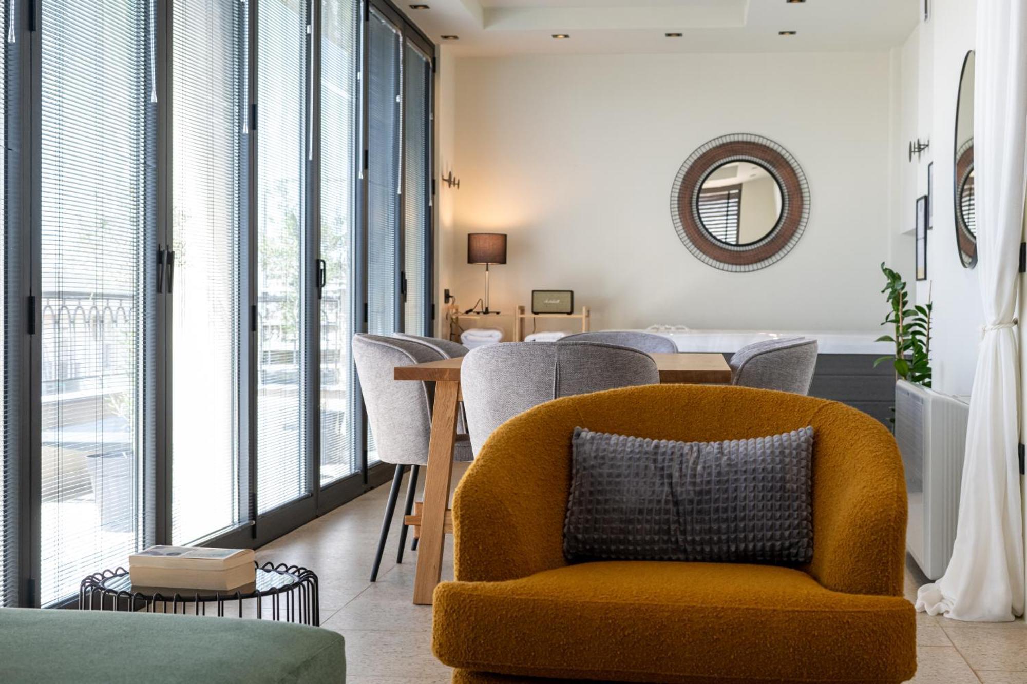 Evripidou 7 - Kalamata Mediterranean Suites Oda fotoğraf
