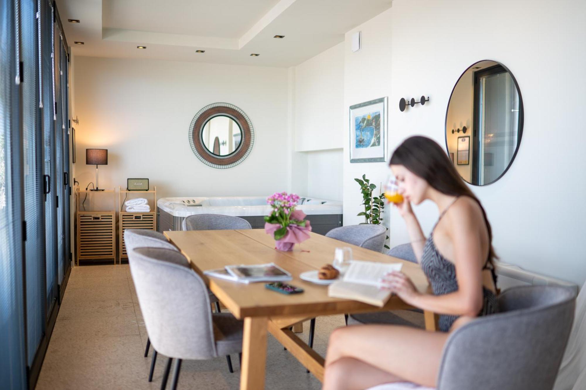Evripidou 7 - Kalamata Mediterranean Suites Oda fotoğraf